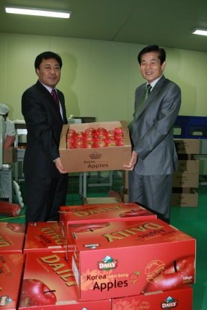 ▲ 김복규 의성군수(오른쪽)와 의성동부농협 김재현(왼쪽) 전무가 인도네시아에 수출될 