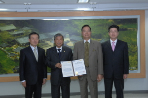 ▲ 이종진 달성군수(왼쪽 두번째)가 13일 한국공공자치연구원의 2008 지방자치 종합경쟁력 평가에서 1위를 차지, 정세욱 한국공공자치연구원장으로부터 인정서를 전달받고 있다.