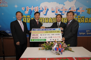 ▲ 봉화군 새마을지회가 15일 모금한 학용품을 캄햇살나눔본부에 전달하고 있다(왼쪽부터 럼쌈콜 대사, 김동명 대표, 김원기 봉화 새마을지회장, 엄태항 봉화군수). 봉화군 제공