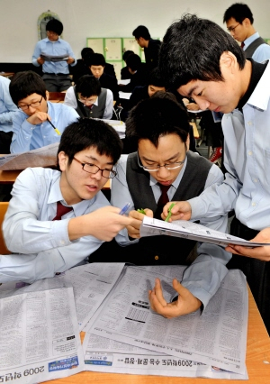 ▲ 대구 계성고 3학년 학생들이 수능시험을 치른 뒤 문제지와 답안지를 맞춰 보며 자신의 점수를 알아보고 있다. 이채근기자 mincho@msnet.co.kr