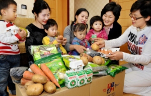 ▲ 17일 오후 대구시 북구 노곡동의 한 다문화 가정을 방문한 도경선(오른쪽) 대구 북구보건소 건강증진팀 영양사가 보충영양식품을 전달하며 올바른 영양섭취와 건강에 대해 상담하고 있다. 정운철기자