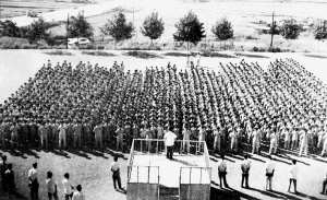 ▲ 1961년 대구고 학생들의 아침 조례 모습. 지금은 시가지로 바뀐 당시 학교 앞 대명동의 삭막한 논밭이 이채롭다.