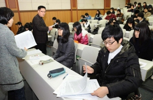 ▲ 2009학년도 경북대 수시모집 2-2전형 논술고사에 응시한 수험생들이 22일 오전 감독관들로부터 문제지를 받아 답안작성 준비를 하고 있다. 정운철기자 woon@msnet.co.kr