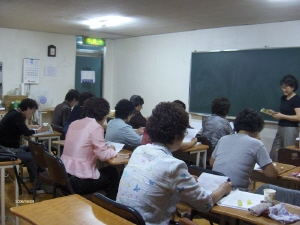 ▲ 학산야간중고교 교실에는 하나라도 더 배우고, 하나라도 더 가르쳐주려는 학생과 교사들의 열기가 가득하다.