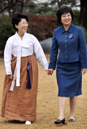 ▲ 도지사 공관 앞 잔디마당에서 담소를 나누는 김춘희 여사(왼쪽)와 김원옥 여사는 마치 자매처럼 보인다.