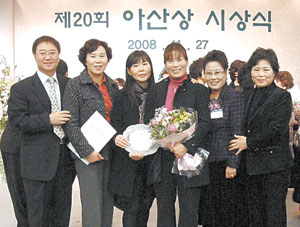 ▲아산상 시상식에 참석한 민들레봉사단 회원들. 왼쪽부터 한상인(총무) 허순자 이옥희 김분늠 신희숙(단장) 박미자씨.