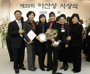 아산상 시상식에 참석한 민들레봉사단 회원들. 왼쪽부터 한상인(총무) 허순자 이옥희 김분늠 신희숙(단장) 박미자씨.(왼쪽부터)