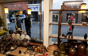 ▲ 전통 골목으로 거듭나고 있는 종로 골목의 한 가게에서 본 모습. 골목 안에서 내다본 골목 풍경은 스쳐가는 사람들에게 비치는 모습과 사뭇 다르다. 곳곳에 이야기와 색깔, 냄새가 배어 골목 그 자체가 보는 이의 삶이 되는 것이다.