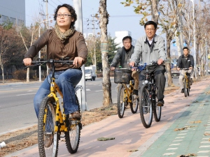 ▲ 지난주 개통한 대구 성서공단내 자전거 전용도로가 근로자들에게 큰 인기를 얻고 있다. 3일 점심시간을 이용해 근로자들이 자전거를 타고 있다. 정운철기자 woon@msnet.co.kr