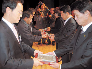 ▲구미지역 경제 및 사회단체 대표들이 향토기업 대표들에게 감사패를 전하고 있다. 이창희 기자