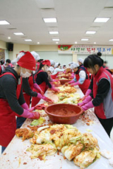 LG디스플레이 구미사업장 임직원들이 4일 사랑의 김치 담그기를 하고 있다. LG디스플레이 제공