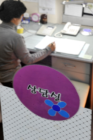 ▲ 대구생명의전화 상담원들의 전화기는 이들의 귀에 밀착돼 있었다. 최근 부쩍 경제난을 호소하는 전화가 많아 이들의 마음도 심란하기는 마찬가지다. 정우용기자 vin@msnet.co.kr