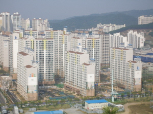 ▲ 주택경기 침체가 이어지고 있지만 중소형 위주 단지들은 높은 입주률을 보이고 있다. 2천 가구에 이르는 대단지지만 입주 시작 한달만에 85%의 높은 입주률을 보이고 있는 대구도시공사의 달성군 죽곡 대실역 청아람 단지.