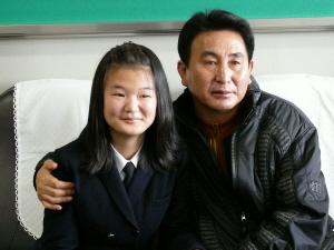 ▲ 음식점을 운영하는 허용주씨가 어린 시절부터 할머니와 어렵게 살고 있는 김순정양을 학교에서 만나 훈훈한 정을 나누고 있다.