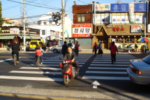 ▲ 대구시 서구 서부시장(서구 비산2·3·6동) 앞에서 육교 대신 설치한 횡단보도로 주민들이 건너고 있다.