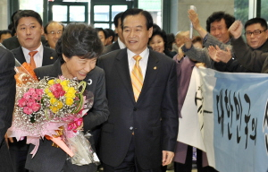 ▲ 박근혜 한나라당 전 대표가 11일 경주방문에 앞서 대구 리더스클럽에서 열린 한나라당 대구시당 한마음봉사단 출범식에 참석, 지지자들의 환호에 고개 숙여 인사하고 있다. 정우용기자 vin@msnet.co.kr