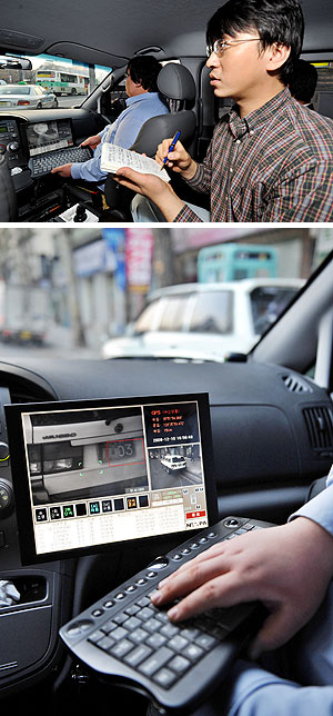 ▲ 감시카메라(CCTV)를 설치한 이동식 불법 주·정차 단속차량은 30~40㎞/h로 주행하면서도 단속이 가능해 효과가 크다. 중구청 직원들이 10일 오후 단속차량을 이용해 불법 주차한 차량을 단속 중이다. 이채근기자 mincho@msnet.co.kr