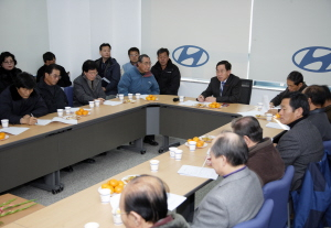 ▲ 칠곡 왜관읍 이장들이 현대자동차 칠곡 출고센터에서 이장회의를 열고 있다. 칠곡군 제공