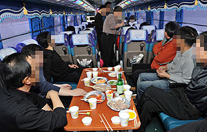 ▲ 불법개조 살롱카는 요지경 속이다. 원형 의자에 테이블까지 갖춰놓은 살롱카 안에서 한 계모임 회원들이 음주가무를 즐기고 있다. 이채근기자 mincho@msnet.co.kr