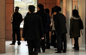 ▲ 은행권에 구조조정 태풍이 몰려오고 있는 가운데 20일 오전 대구시내 한 은행에 직원들이 출근하고 있다. 김태형기자 thkim21@msnet.co.kr