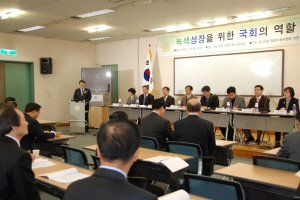 ▲ 연말을 맞은 국회에는 토론회 바람이 거세다. 정책 개발도 개발이지만 배정된 예산을 소진하려는 뜻도 없지 않다. 한나라당 조원진 의원이 19일 국회에서 