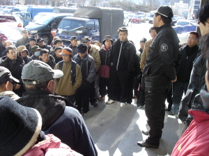▲ 구미지역 노점상인 100여명이 22일 화물차를 몰고 구미시청으로 몰려와 노점상 단속에 항의하고 있다. 정창구기자