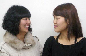 ▲ 23일 매일신문사를 찾아온 도원영(25·4월 2일 소개)씨와 언니 귀연(27)씨가 함박웃음을 터뜨리고 있다.