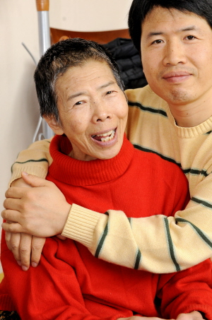 ▲ 이영자(66·여·8월 6일 소개)씨는 지난 10월 16일 뇌심부자극 수술을 성공적으로 마쳐 지금은 마비가 거의 없는 상황이라고 했다.