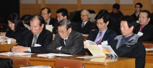 ▲ 23일 오후 대구상의에서 국채보상운동기념사업회 주관으로 심포지움이 열려 경제위기 해결에 대한 대안모색과 기념관건립 방안이 논의됐다. 정운철기자 woon@msnet.co.kr