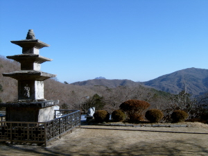 ▲ 수도암 전경. 가운데 산 너머로 보이는 봉우리는 가야산 상왕봉. 연꽃 봉우리를 닮았다. 수도암을 형국론으로 옥녀직금형으로 보기도 한다. 옥녀가 앉는 자리는 대적광전, 앞마당 쌍탑은 베틀의 두 기둥, 연꽃 봉우리는 끌개가 된다.