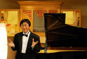 피아니스트 배철우가 공연 중간 객석을 향해 음악에 대해 설명하고 있다.