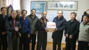 ▲ 영천 화북면사무소 직원들이 30일 종무식을 대신해 지역 경로당을 방문, 봉사활동을 했다. 이채수기자
