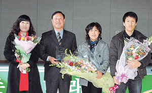 ▲최효열 지도사 가족이 최우수상 시상식 이후 함께 사진을 찍었다.