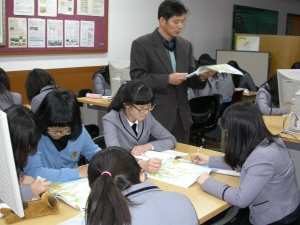 ▲ 경산여고가 2009학년도 대입 수시전형에서 서울대 등 명문대 합격자 9명을 배출했다. 경산여고 1학년 학생들이 조현경 선생님과 함께 지리수업을 하고 있다. 민병곤기자