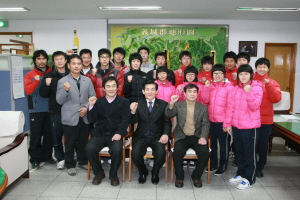 ▲ 컬링 대학부와 남녀 청소년 국가대표에 선발된 선수 15명과 지도교사들이 지난해 12월 31일 의성군을 방문했다. 의성군 제공