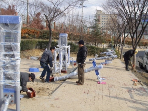 ▲ 삼성전자 구미사업장 내 흡연장이 뜯겨 나간 자리에 각종 운동기구가 설치되고 있다. 삼성전자 구미사업장 제공