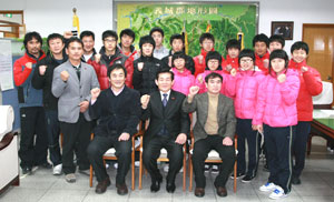 컬링 대학부와 남녀 청소년 국가대표에 선발된 선수 15명과 지도교사들이 지난해 12월 31일 의성군을 방문했다. 의성군 제공