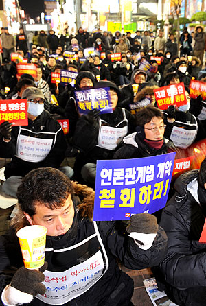 ▲ 대구 MBC노조를 비롯한 대구지역 언론노조와 민주노총소속 조합원 300여명은 5일 동성로 한일극장 앞에서 언론관계법 개악 철회를 요구하는 촛불집회를 하고 있다. 이채근기자 mincho@msnet.co.kr