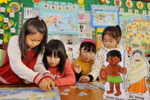 ▲ 다문화가정 2세가 많은 김천 조마초교 학생들이 방과후 수업으로 세계지도를 맞추는 퍼즐 맞추기 놀이를 하고 있다. 이채근기자 mincho@msnet.co.kr