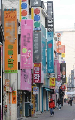 ▲ 구시와 중구청이 불법광고물에 대한 정비작업을 벌이자 상가업주들은 불경기에 너무 지나치다며 불만을 터뜨리고 있다. 각종 간판이 즐비한 대구 동성로. 정운철기자 woon@msnet.co.kr