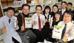 ▲ 세계 최고 수준의 독보적인 기술경쟁력을 앞세워 국내외 바이오(BT) 기술시장에서 새 바람을 일으키고 있는 전진바이오팜 이태훈(앞줄 오른쪽 첫번째) 대표와 직원들이 제품을 내보이며 세계 1위를 차지하겠다고 다짐하고 있다. 정운철기자 woon@msnet.co.kr