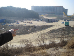 ▲ 이앤씨건설이 사업 추진과정에서 발생한 토사를 농지와 산지 전용허가 없이 임야와 농지에 무단으로 쌓아놓고 있다. 마경대기자