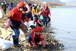 ▲ 낙동강 기름유출사고 수습에는 연말연시도 잊고 구슬땀을 흘린 자원봉사자들의 노력이 큰 보탬이 됐다. 성탄절인 지난달 25일 자원봉사자들이 낙동강변에서 자갈에 묻은 기름을 닦아내고 있다. 이채근기자 mincho@msnet.co.kr