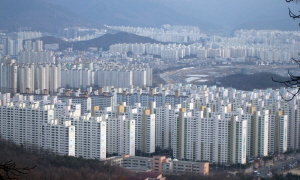 ▲ 올 상반기 주택 가격도 공급 과잉과 실물경기 후퇴로 회복세를 나타내기는 어려울 전망이다. 하지만 부동산 전문가들은 실수요자라면 급매물 위주의 선택적 매수가 내집 마련에 도움이 될 것이란 조언을 하고 있다. 매일신문 자료사진