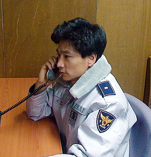 ▲ 김태석 독도경비대장이 경북경찰청에 전화로 상황보고를 하고 있다.