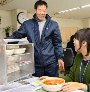 ▲ 30년째 중국 음식점에서 배달일을 하고 있는 김상일씨가 달서구청 사무실에 음식을 배달하고 있다. 정운철기자 woon@msnet.co.kr