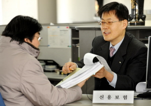 ▲ 어려워지면서 어음을 끊어주는 기업이 속출하고 있다. 언제 떼일지 모르는 불안한 나날이 시작되고 있는 것이다. 하지만 이런 불확실성을 걷어주는 상품이 주변에 적지 않다. 사진은 신용보증기금 대구경북본부에서 