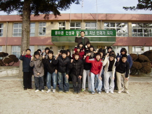 ▲ 경북도교육청 2008전문계고교 평가에서 상업계열 최우수고로 선정된 봉화 춘양상고 학생들이 교정에서 파이팅을 외치고 있다. 마경대기자
