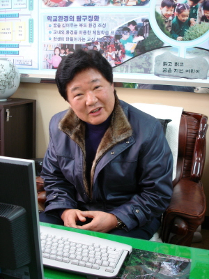 ▲ 대구 송일초교 손진규 교장은 매일 아침 학급을 돌면서 동화구연을 해주는 