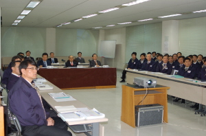 ▲ 화성산업은 12일 대구 황금동 본사에서 경영진 및 간부 직원들이 참석한 가운데 2009년 경영전략회의를 열고 신년 전략테마 및 중점추진항목 등을 발표했다. 화성산업 제공